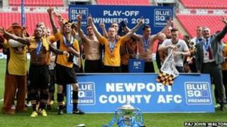 Casnewydd gyda'r tlws yn Wembley
