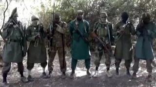 На снимке, снятом из видео, распространенного среди нигерийских журналистов на севере страны и полученного AFP 5 марта 2013 года, по сообщениям, изображен Абубакар Шекау (С), подозреваемый лидер нигерийской исламистской группировки Боко Харам