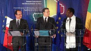 French President Francois Hollande (l), Mali President Dioncounda Traore (r) and European Commission President Jose Manuel Barroso