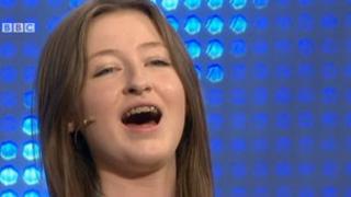 Gwen Elin Jones yn canu mewn eisteddfod