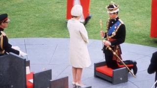 Y Frenhines Elizabeth II yn coroni ei mab