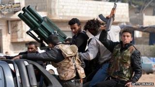 Syrian rebel fighters carry heavy weapons (27 January 2013)