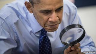 Барак Обама держит шпионский стакан