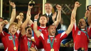 Cymru enillodd bencampwriaeth saith-bob-ochr y byd yn 2009