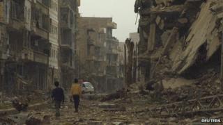 Children walking amid rubble in Syria (4 April 2013)