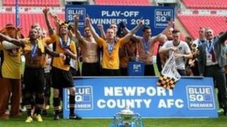 Casnewydd yn dathlu ennill dyrchafiad yn Wembley
