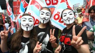 Антиправительственные протестующие в масках Гая Фокса в Анкаре, Турция (5 июня 2013 г.)