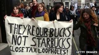 Участники акции протеста против уклонения от налогов протестуют в центре Лондона