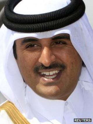 Наследный принц Катара шейх Тамим бен Хамад аль-Тани улыбается во время своего прибытия в аэропорт Хартума на этой фотографии 4 декабря 2011 года.