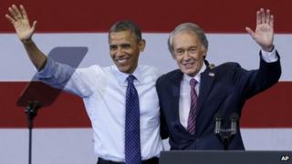 Президент Барак Обама и кандидат в сенат от Демократической партии Массачусетса Эд Марки машут рукой во время митинга в Бостоне 12 июня 2013 г.