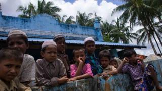 Дети рохингья собираются возле мечети в Ау Наук Пын