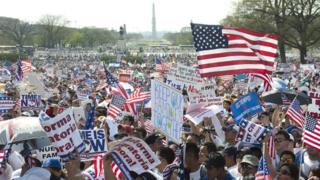 Десятки тысяч сторонников иммиграционной реформы прошли в рамках акции «Митинг за гражданство» на западной лужайке Капитолия в Вашингтоне, округ Колумбия.