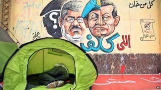 Cairo graffiti comparing Mohammed Morsi and Hosni Mubarak (2 July 2013)