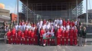 Aelodau o garfan Gemau Olympaidd Arbennig Cymru y tu allan i'r Senedd