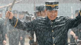 Актеры на съемках военного фильма северокорейского режиссера Пьё Хана