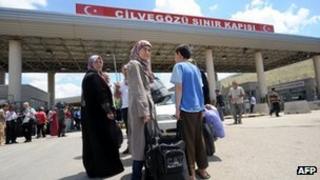 Syrian refugees wait at Turkish border gate