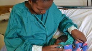 Фумла Тшабалала со своим новорожденным ребенком