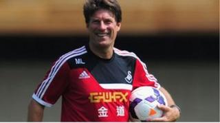 Michael Laudrup mewn sesiwn hyfforddi