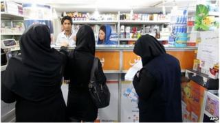 Women queue at a pharmacy in Tehran (21 October 2012)