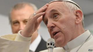 Папа Франциск общается с журналистами во время полета из Бразилии