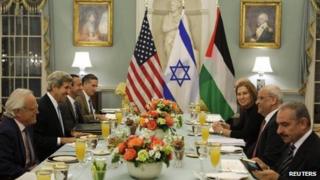 US Secretary of State John Kerry (second from left) hosts an Iftar dinner for Israeli Justice Minister Tzipi Livni (third from right) and Palestinian chief negotiator Saeb Erekat (second from right)