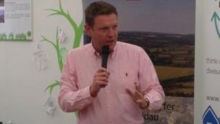 Nick Bennett yw Prif Weithredwr Cartrefi Cymunedol Cymru.