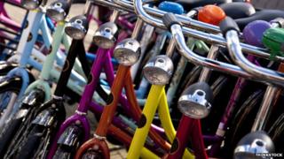 Разноцветные велосипеды на стоянке, Голландия