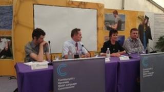 Meri Huws ac eraill yn trafod yn stondin Prifysgol Aberystwyth ar faes yr Eisteddfod