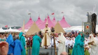 Cleif Harpwood yn cael ei dderbyn i'r Orsedd