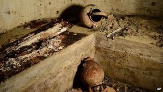 Vases and human bones lie in the family tomb of Francesco del Giocondo. 9 Aug 2013