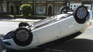 Y car yn Heol y Gadeirlan, Caerdydd
