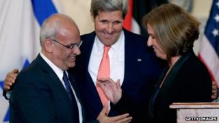 US Secretary of State John Kerry (centre) with Israeli Justice Minister Tzipi Livni (right) and Palestinian negotiator Saeb Erekat (left) in Washington on 30 July 2013