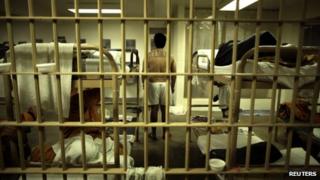Заключенный стоит в своей камере в тюрьме округа Ориндж в Санта-Ана, Калифорния, 21 мая 2011 г.