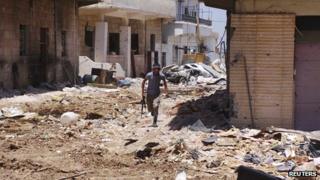 Rebel fighter in the Syrian town of Deraa (22 May 2013)