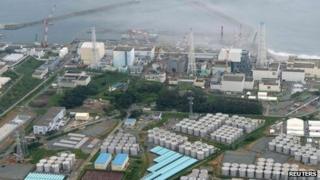 Аэрофотоснимок показывает, что атомная электростанция Fukushima Daiichi, пострадавшая от цунами, Tokyo Electric Power Co. и ее резервуары для хранения загрязненной воды (внизу) в Фукусиме, на этом снимке, сделанном Kyodo 20 августа 2013 г.