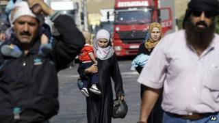 Syrian refugees arrive at the Turkish Cilvegozu gate border, Wednesday, Sept 4