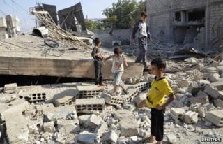 Boys inspect a site hit by what activists say was shelling by Syrian government forces in Duma, Damascus (04/09/2013)