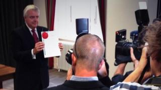Y Prif Weinidog yn arddangos y Mesur Trawsblannu Dynol (Cymru)