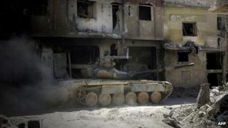 Syrian army tank moves through the Khalidiya district of Homs (31 July 2013)