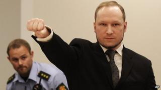 Anders Behring Breivik makes a salute after arriving in the court room at a courthouse in Oslo (24 August 2012)