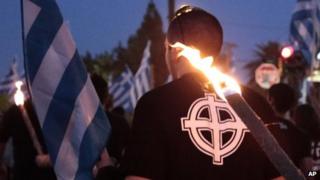 Члены и сторонники ультраправой партии «Золотой рассвет» прошли в центре Афин в среду, 29 мая 2013 г.
