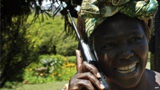 Wangari Maathai в Ньери, Кения, 8 октября 2004 года