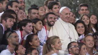 Папа Франциск позирует для фотографии после встречи с молодежью в центре города Кальяри, Италия, 22 сентября 2013 г.