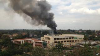 Дым поднимается от торгового центра Westgate в Найроби.