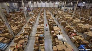 Canolfan Amazon yn Abertawe