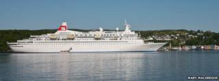 Cruise ship at Tobermory