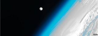 Луна витает в атмосфере Земли, как видно с Международной космической станции