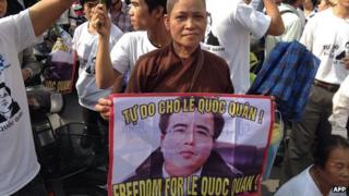 Supporters of Le Quoc Quan in Hanoi on 2 October 2013