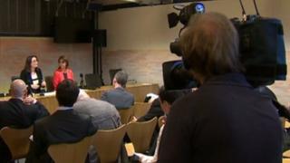 Fe gyhoeddodd Kirsty Williams a Leanne Wood y cytundeb mewn cynhadledd newyddion fore Mawrth