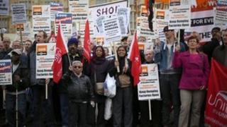 Protest gan weithwyr Remploy